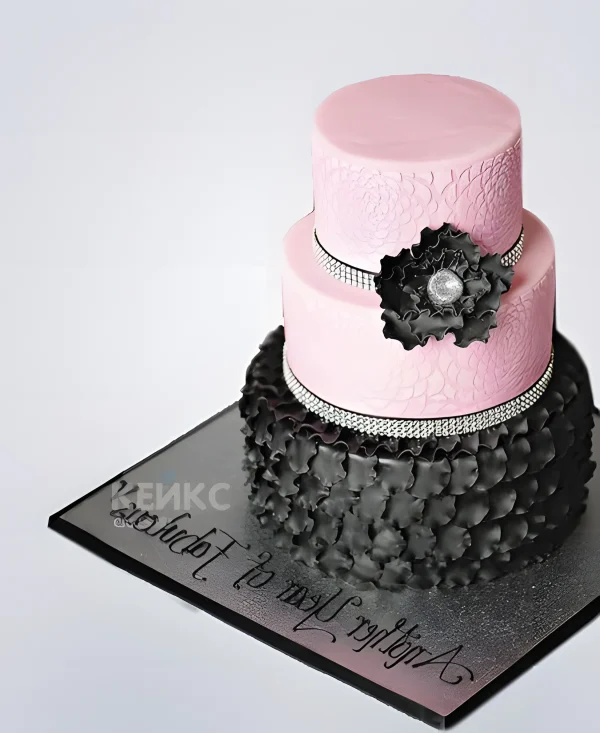 Торт женщине на 50 лет из мастики в черно-розовом цвете Фото