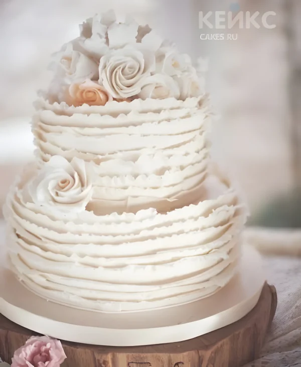 Двухъярусный торт с оборками и цветами Фото