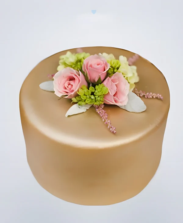 Золотой торт с цветами Фото
