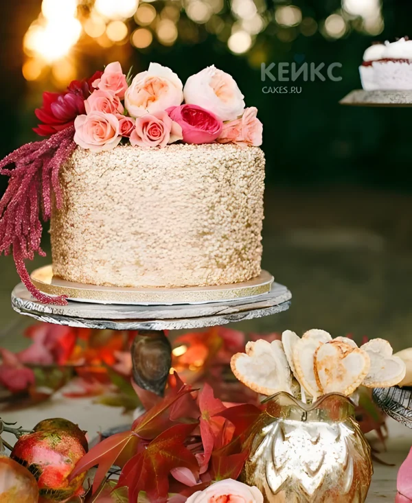 Золотой торт с розовыми цветами Фото