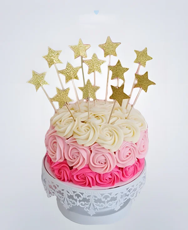 Торт с кремовыми цветами и звездами Фото