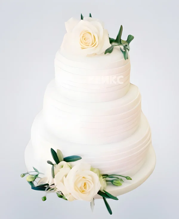 Весенний свадебный торт с белыми розами Фото
