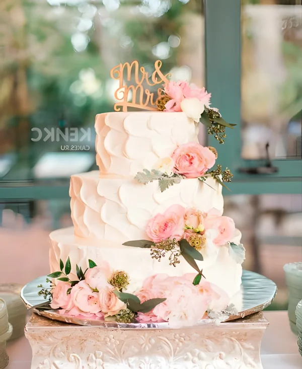 Весенний белый свадебный торт из крема с розами Фото