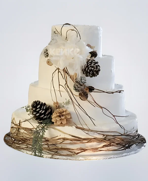 Уютный зимний трехъярусный торт Фото