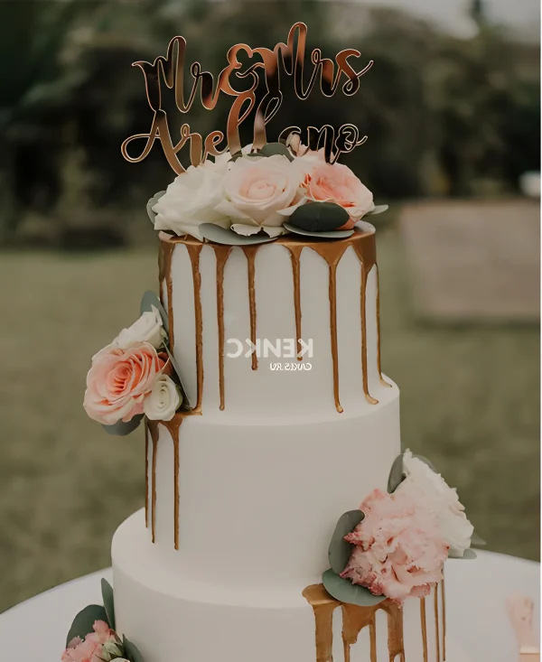 Красивый торт с золотой глазурью и розами Фото