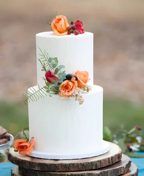 Стильный гладкий торт с цветами Фото