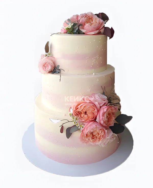Необычный торт пудрового цвета с розами Фото