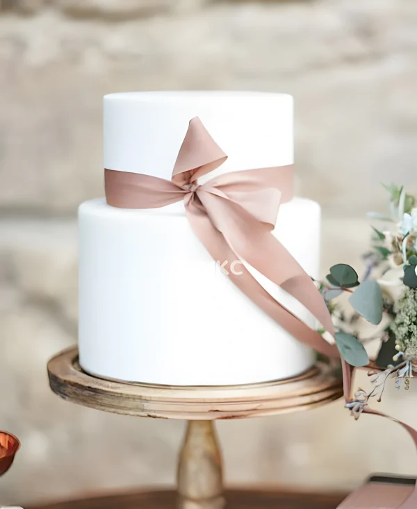 Свадебный торт с лентой в стиле минимализм Фото