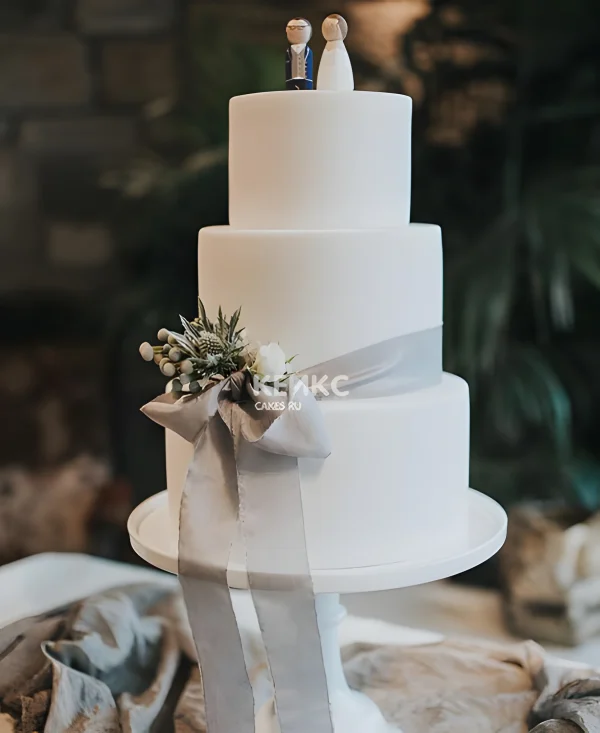 Красивый гладкий белый торт с жемчужинами Фото