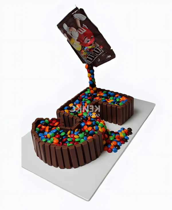 Торт в форме цифры с пачкой M&M's Фото