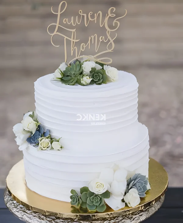 Белый торт на свадьбу, 2 яруса, цветы и топпер Фото