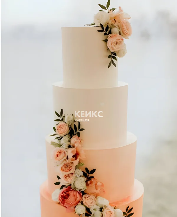 Элегантный персиковый торт с цветами Фото