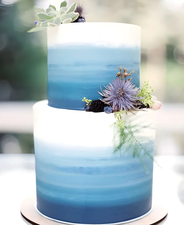 Свадебный торт с голубым градиентом и цветами Фото