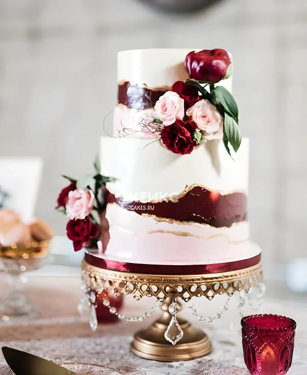Необычный торт с цветами и красной окантовкой Фото