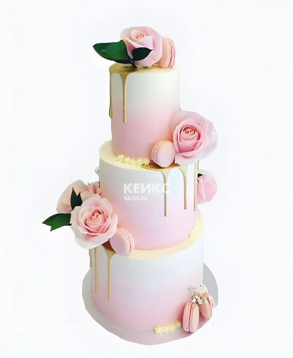 Свадебный торт с розовым градиентом, розами и макарунс Фото