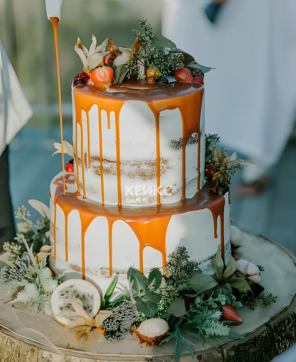 Белый торт с оранжевой глазурью и листиками Фото