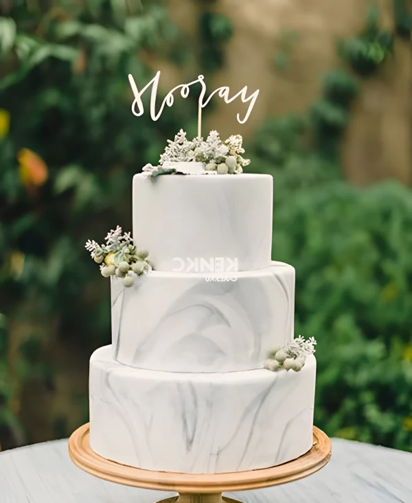 Трехъярусный торт с разводами и цветами Фото