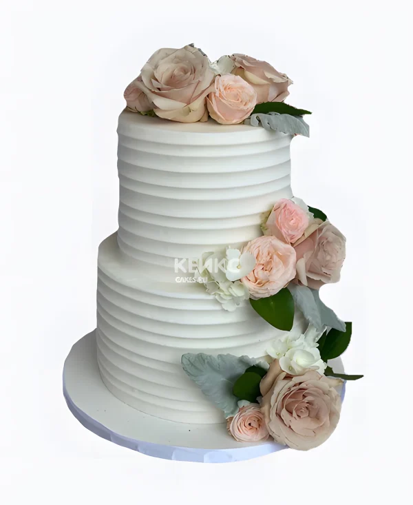 Красивый полосатый торт с розами Фото