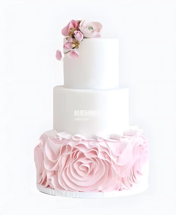 Очаровательный мастичный свадебный торт Фото