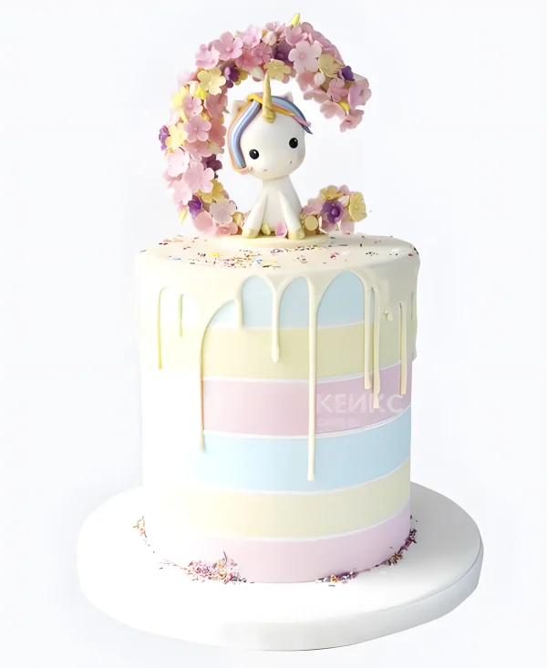 Необычный торт с маленьким единорогом Фото