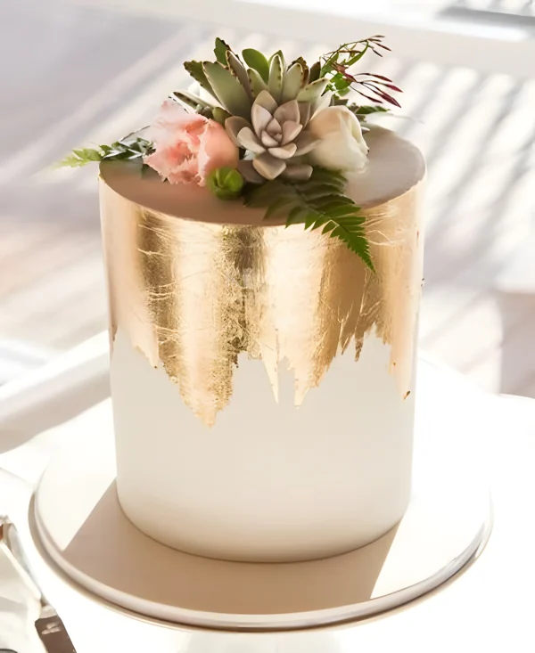 Одноярусный свадебный торт с позолотой и суккулентом Фото