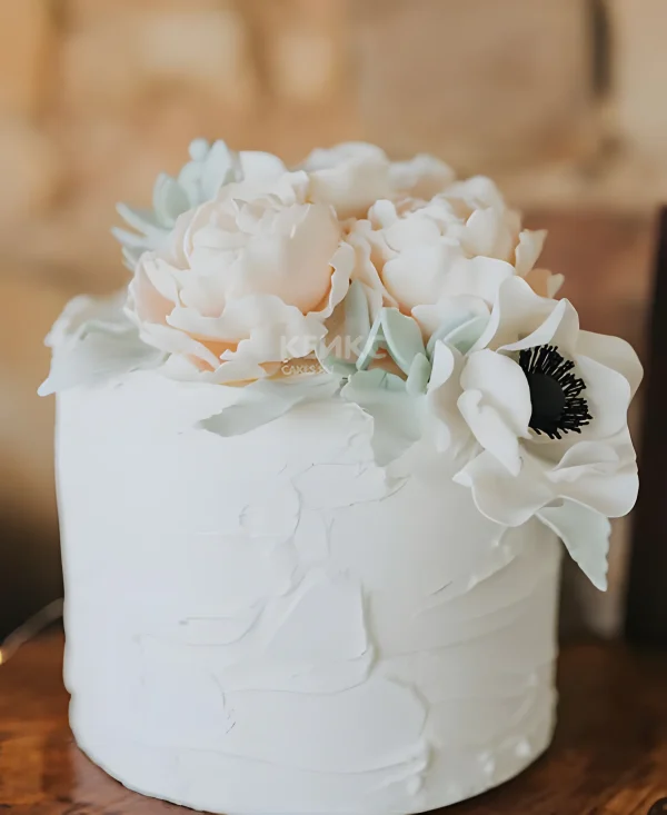 Одноярусный свадебный торт с пионами из крема Фото