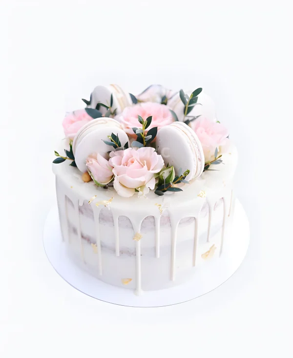 Нежный торт с розами и макарон Фото