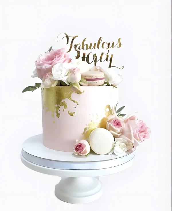 Одноярусный свадебный торт с поталью, розой, и макаруни Фото