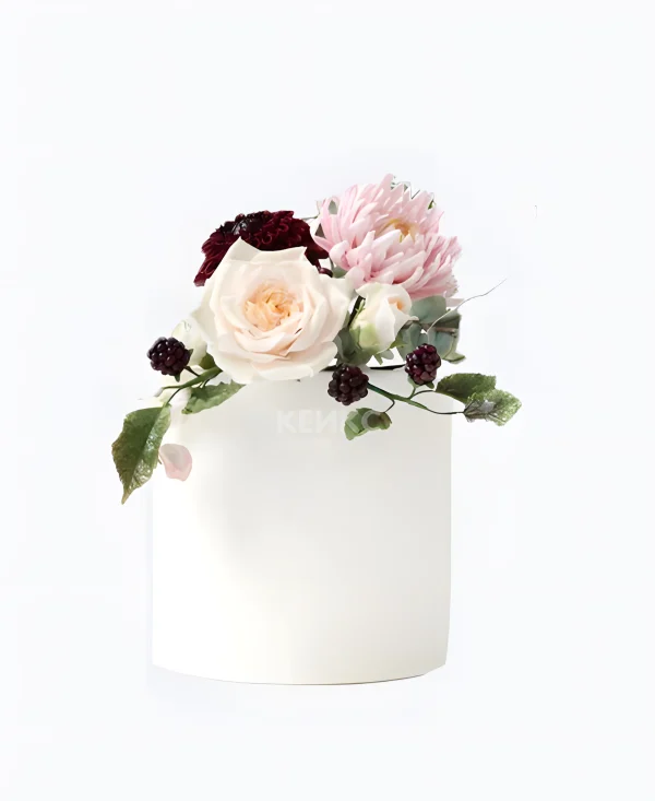 Одноярусный свадебный торт без мастики с цветами и ежевикой Фото