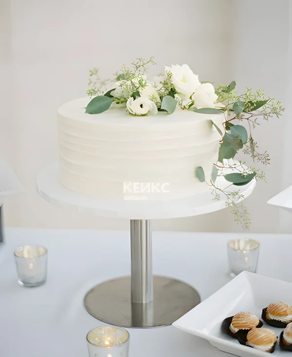 Свадебный торт нежный без мастики с белоснежными цветами Фото