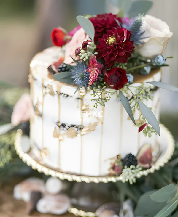 Одноярусный свадебный торт без мастики с синеголовником Фото