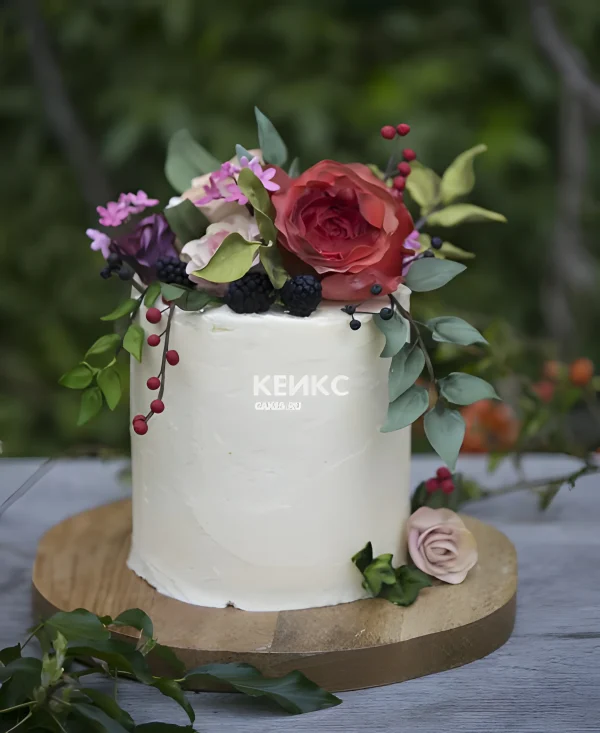 Одноярусный свадебный торт без мастики, разнообразие цветов и красок Фото
