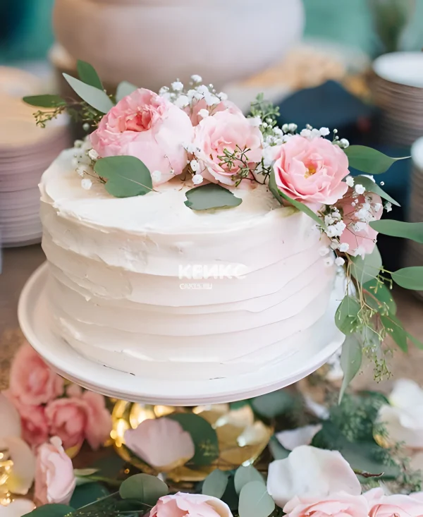 Одноярусный свадебный торт без мастики с розовыми цветами и гипсофилой Фото