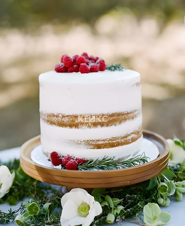 Простой одноярусный свадебный торт с малиной Фото