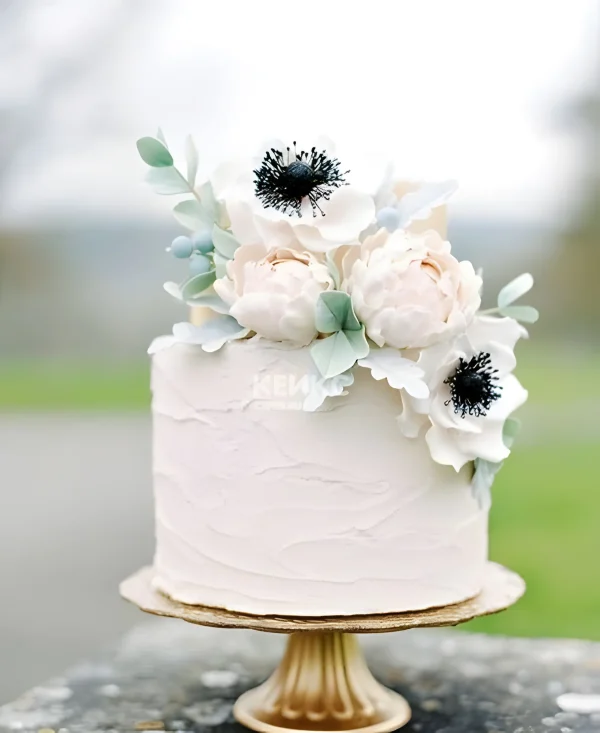 Одноярусный свадебный торт без мастики с красивыми цветами Фото
