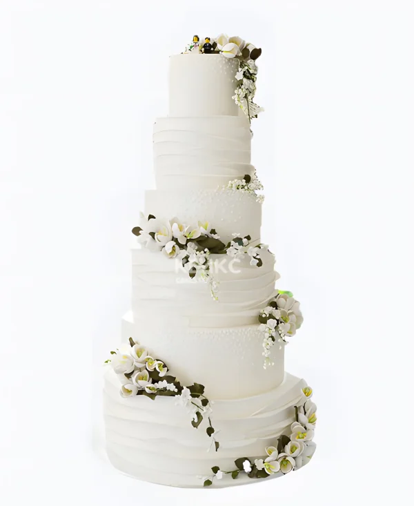 Белый торт в минималистичном стиле с цветами Фото