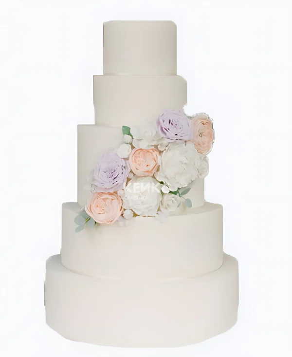 Гладкий белый торт с цветами Фото