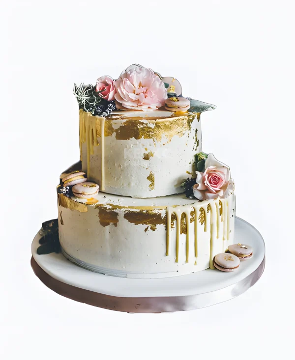 Свадебный торт с золотым декором и розовыми цветами Фото