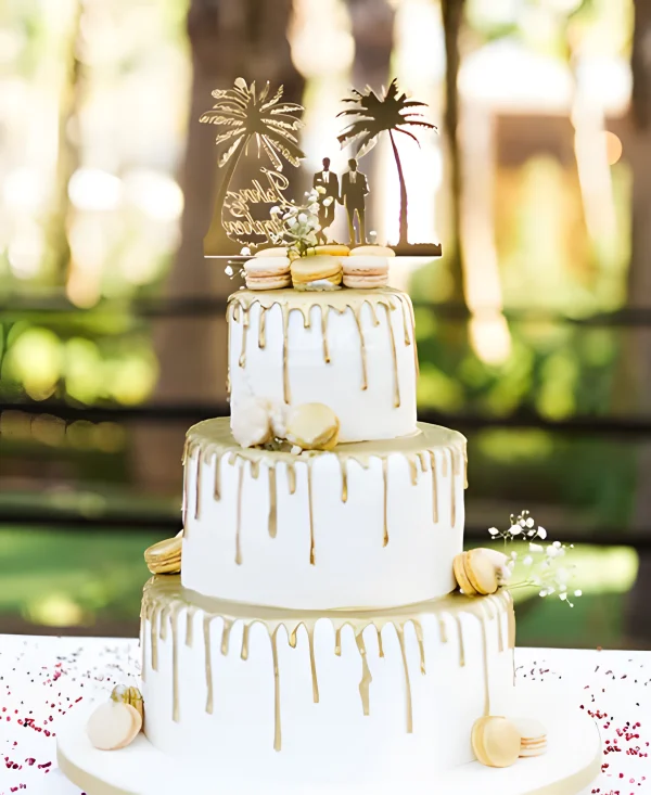 Свадебный торт трехъярусный золотые подтеки и пальмы Фото