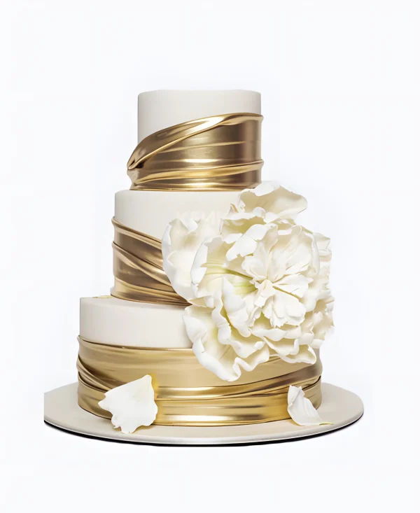 Свадебный торт трехъярусный, золотые ленты, огромный белый цветок Фото