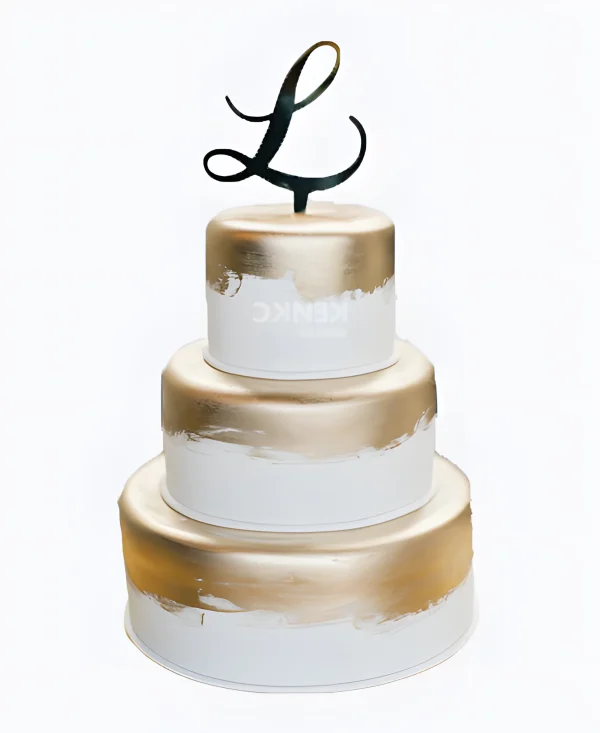 Свадебный торт трехъярусный, украшен золотом с буквой Фото