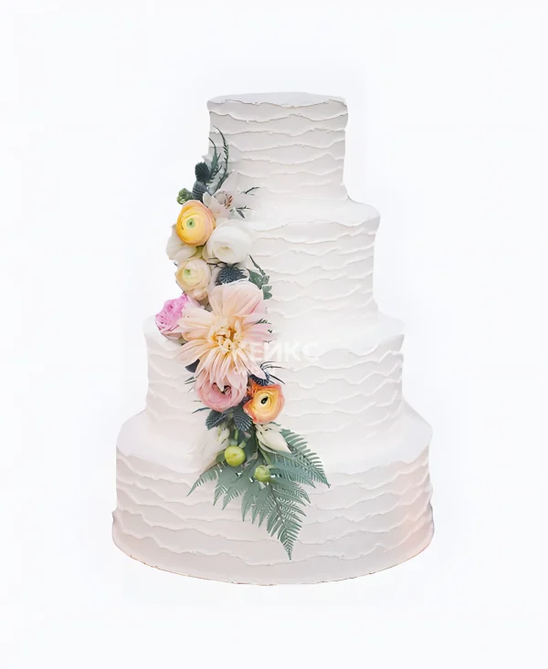 Оригинальный белый торт усыпанный цветами Фото