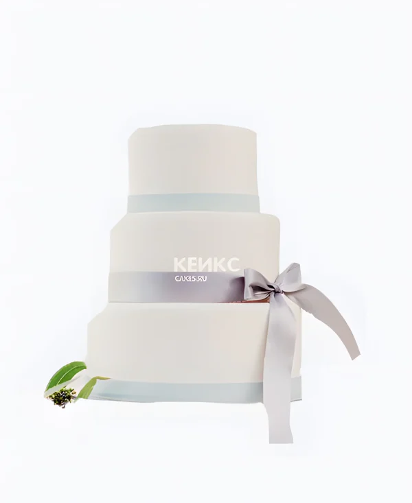 Нежный торт с голубой окантовкой Фото