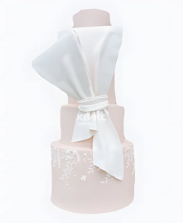 Нежно-розовый торт с белым рисунком Фото