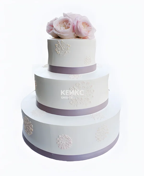 Необычный торт с розами и выбитым рисунком Фото