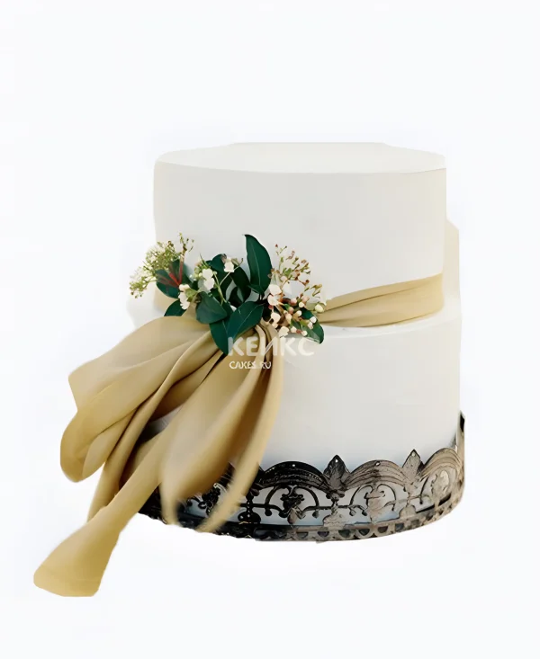 Красивый белый торт с мелкими цветками Фото