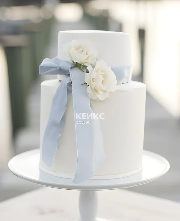 Нежный свадебный торт с голубой лентой Фото