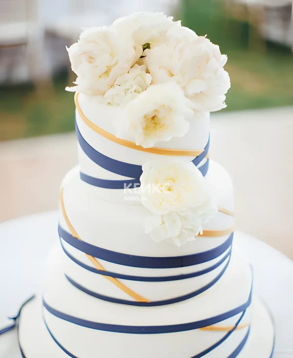 Красивый торт с объемными цветами и разноцветными полосками Фото