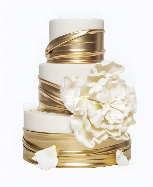 Красивый торт с золотой лентой и объемным цветком Фото