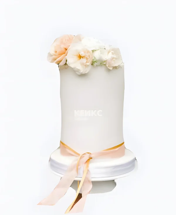 Необычный высокий торт с цветами Фото